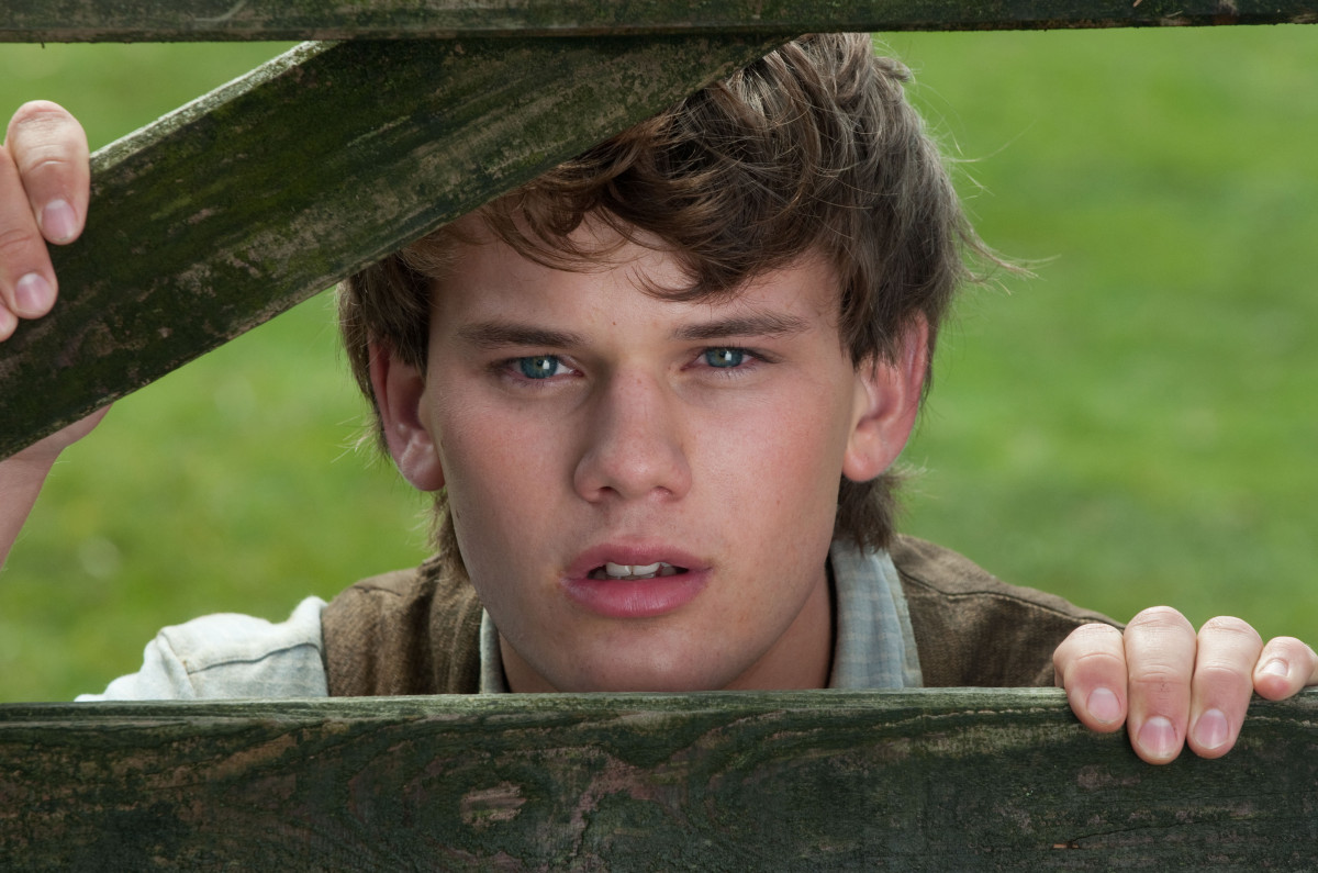 Jeremy Irvine: pic #713004