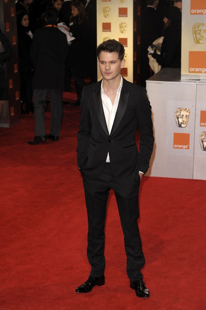 Jeremy Irvine: pic #717746