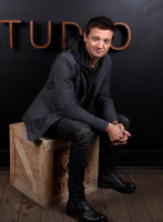 Jeremy Renner pic #940474