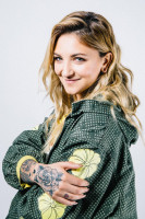 Julia Michaels photo #