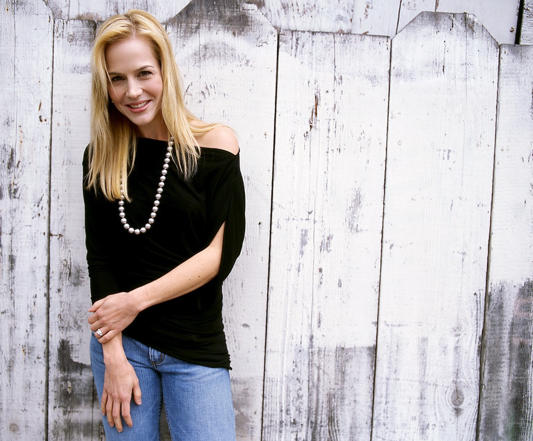 Julie Benz: pic #289657