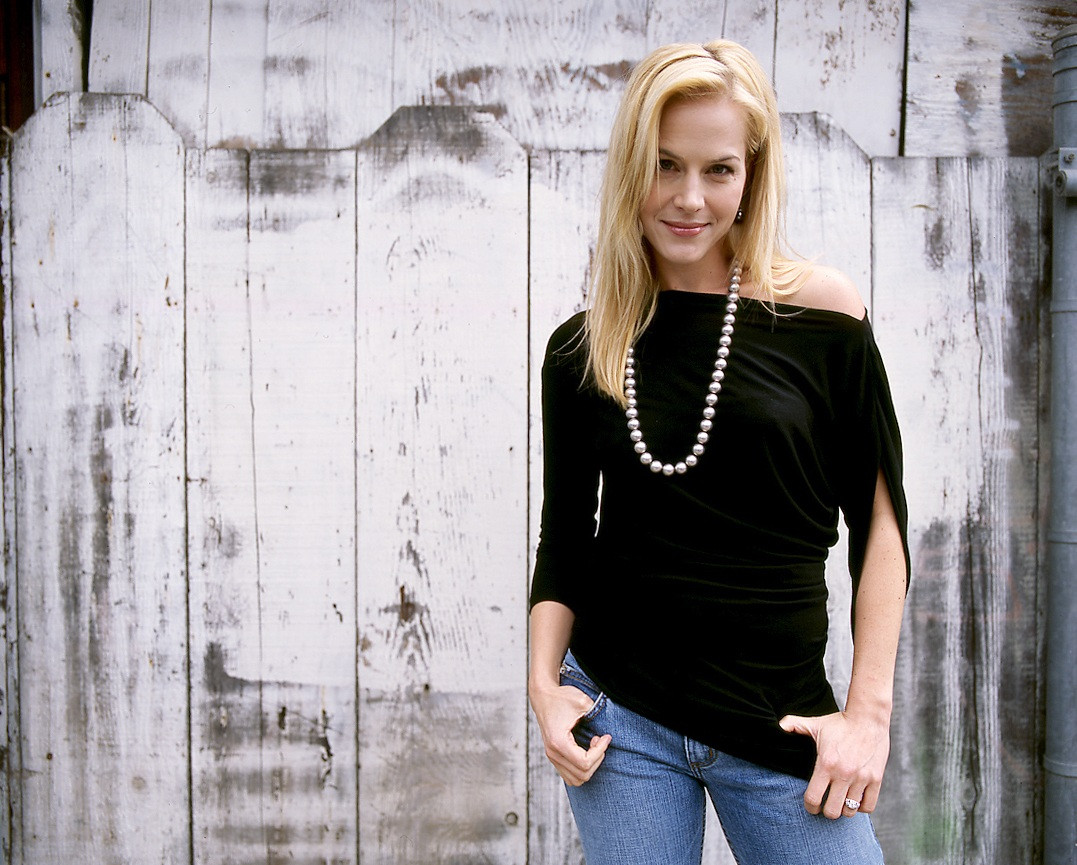 Julie Benz: pic #289656