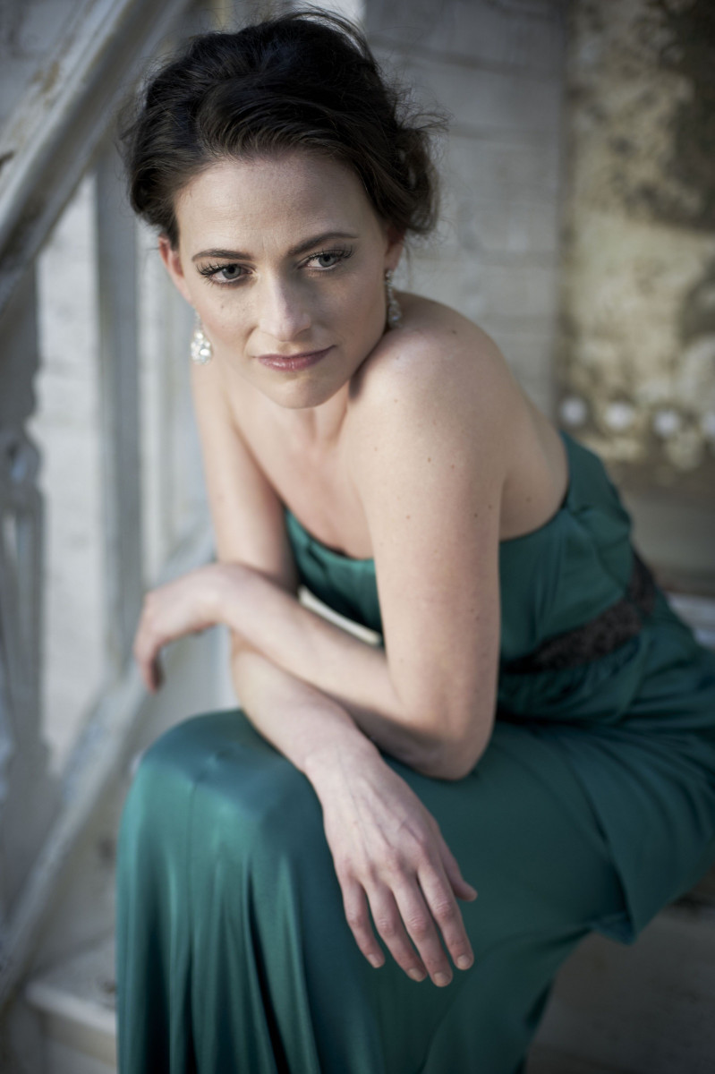 Lara Pulver: pic #672202