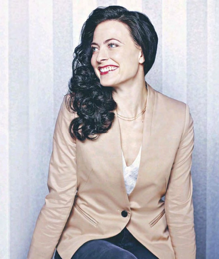 Lara Pulver: pic #671709