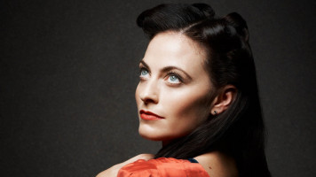 Lara Pulver photo #