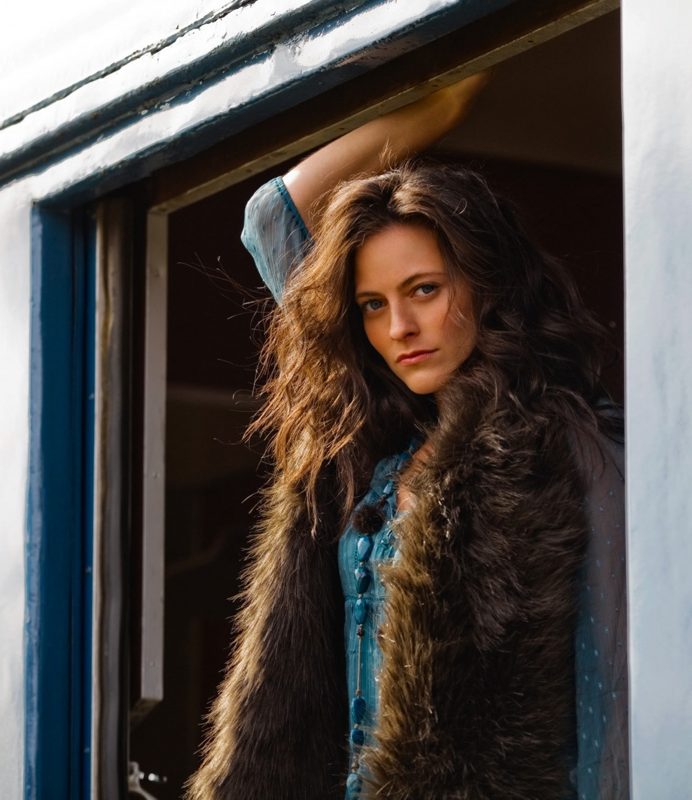 Lara Pulver: pic #441030