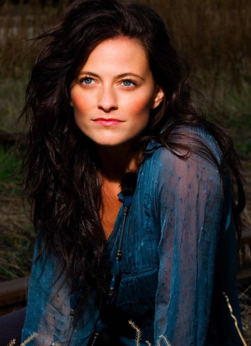 Lara Pulver: pic #441025