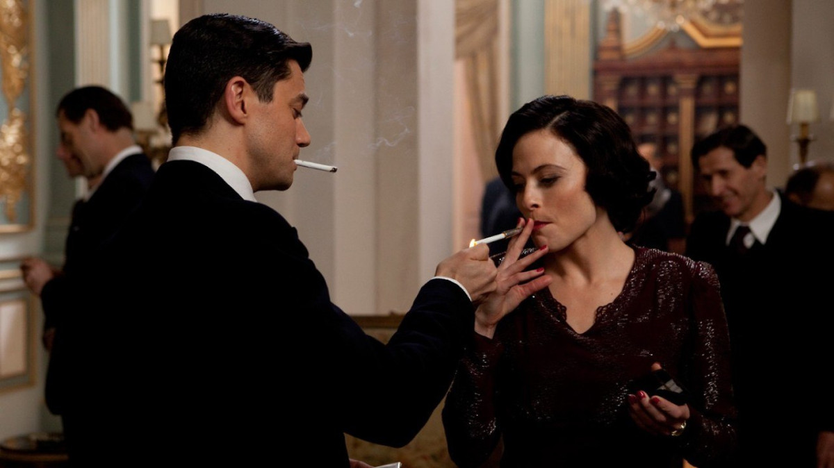 Lara Pulver: pic #672472