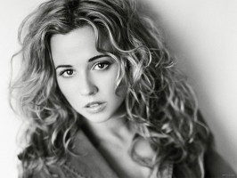 Linda Cardellini photo #