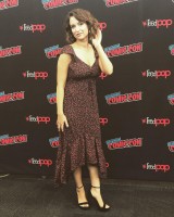 Milana Vayntrub photo #