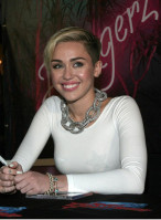 Miley Cyrus pic #1209944
