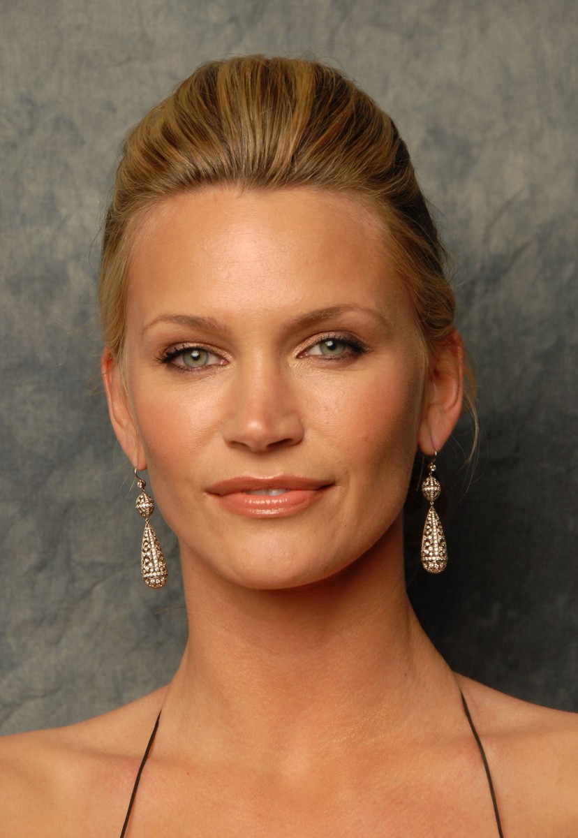 Natasha Henstridge: pic #222216