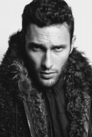 Noah Mills photo #