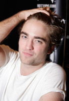Robert Pattinson photo #