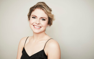 Rose McIver photo #