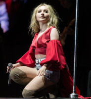Sabrina Carpenter photo #
