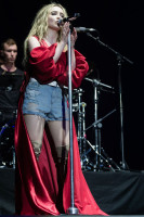 Sabrina Carpenter photo #