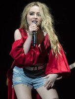 Sabrina Carpenter photo #