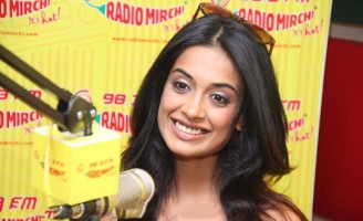 Sarah-Jane Dias  photo #