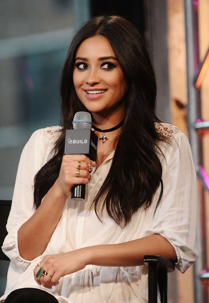 Shay Mitchell: pic #802099