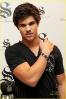 photo 16 in Taylor Lautner gallery [id195419] 2009-11-05