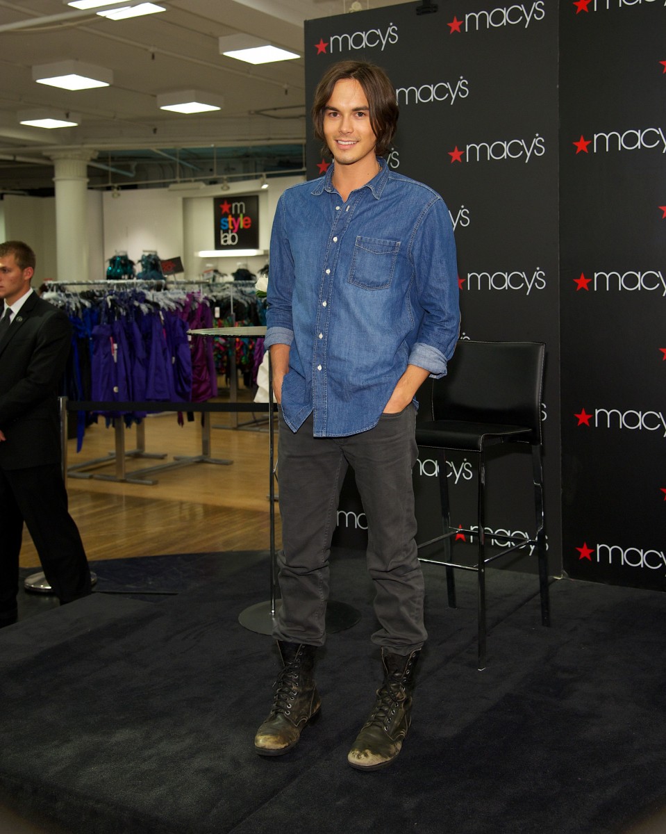 Tyler Blackburn: pic #780470