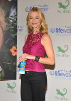 Yvonne Strahovski photo #