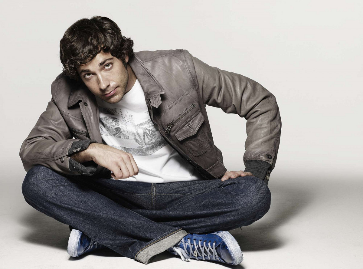 Zachary Levi: pic #236150