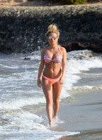 Zara Holland photo #