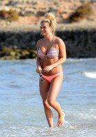 Zara Holland photo #