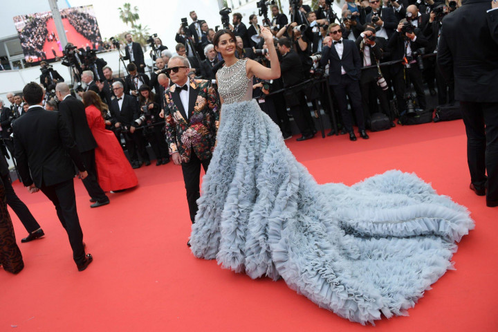 Mahlagha Jaberi at the premiere of "Top Gun: Maverick" - Cannes Film Festival 