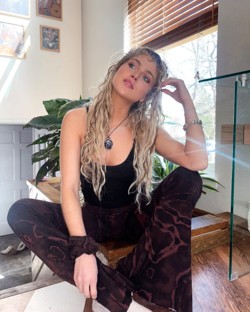 Anne Winters instagram post 488652