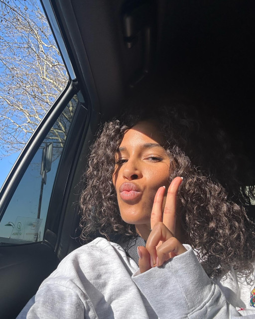Cindy Bruna instagram post 489644