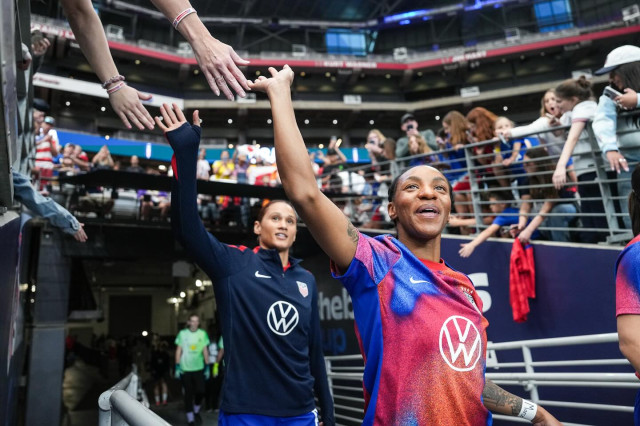 Crystal Dunn instagram post 487175