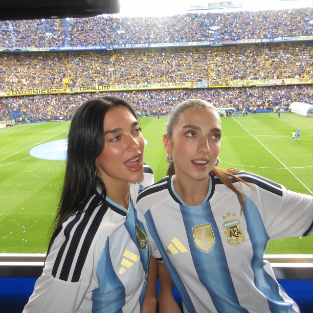 Dua Lipa instagram post 497099