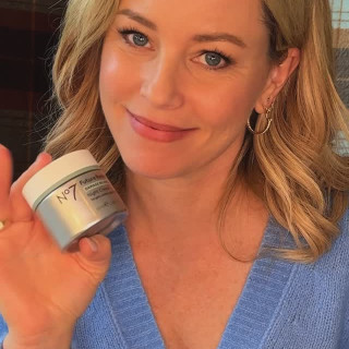 Elizabeth Banks instagram pic #485115