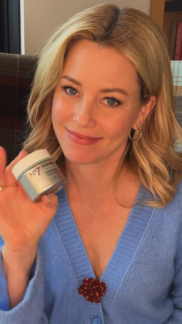 Elizabeth Banks instagram post 485115