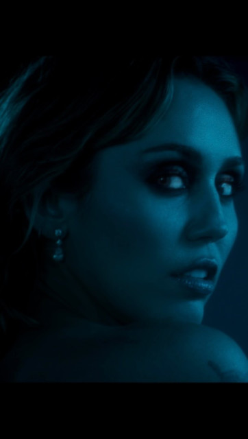 Miley Cyrus instagram post 498170