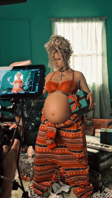 Rihanna instagram post 497261