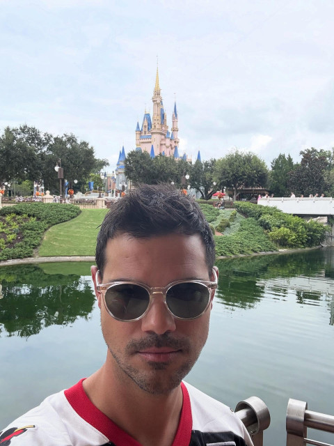 Taylor Lautner instagram post 495554