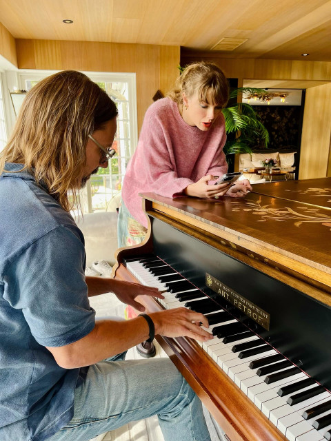 Taylor Swift instagram post 496380