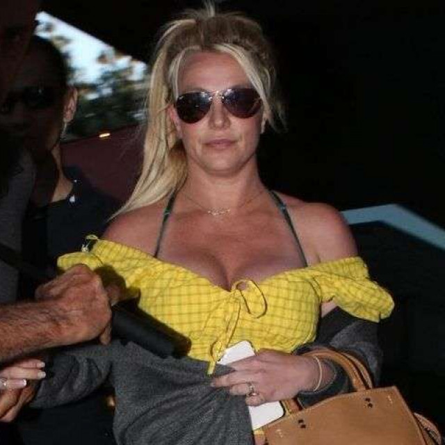 Britney Spears went to an Italian restaurant alone