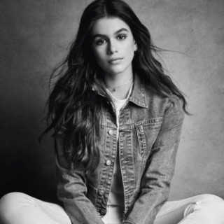 Naked Cindy Crawford' 18-year-old daughter took a seductive pose