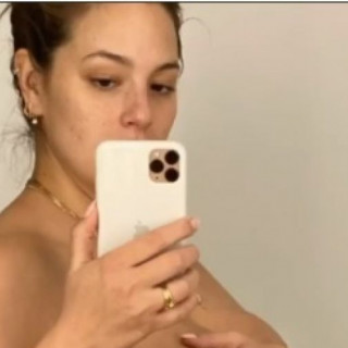Pregnant Ashley Graham is completely naked