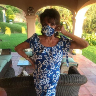 87-year-old Joan Collins posed in a blue dress and mask