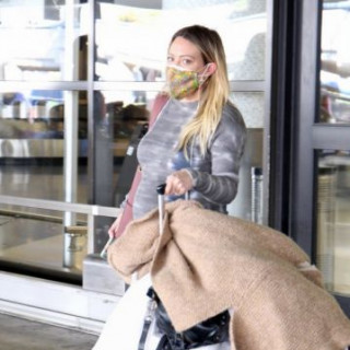 Pregnant Hilary Duff spotted at Los Angeles airport