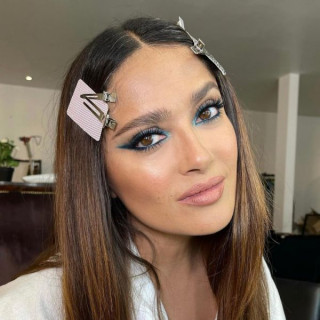 Salma Hayek showed bright makeup for brown-eyed girls 