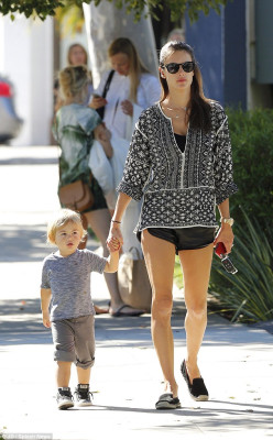 Alessandra Ambrosio pic #743071