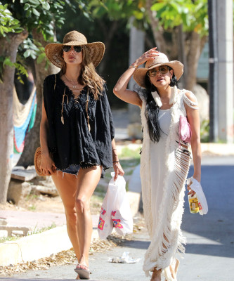 Alessandra Ambrosio pic #1010281