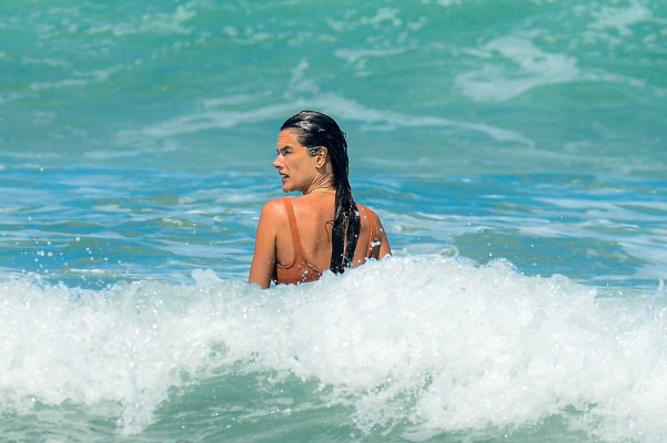 Alessandra Ambrosio pic #1247113